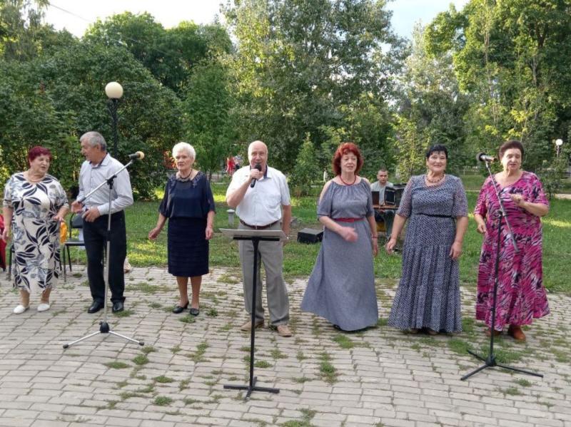 Музыкальный вечер в Нижнем Ломове: ансамбль «Волна» дарит зрителям радость и вдохновение